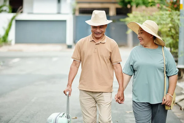 兴奋的老夫妇外出度假时戴着帽子 — 图库照片