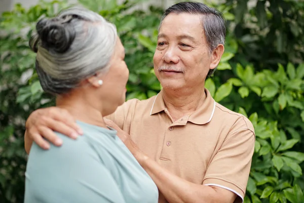 Senior Homem Abraçando Esposa Olhando Nos Olhos Dela — Fotografia de Stock