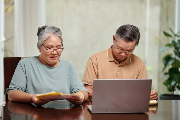 Senior Couple Paying Bills Online Home Bookkeeping Concept — Stock Photo, Image