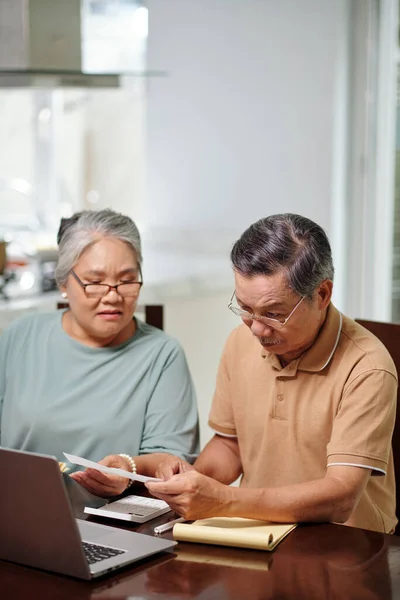 Online Vergi Faturaları Ödemeyi Öğrenen Yaşlı Çift — Stok fotoğraf
