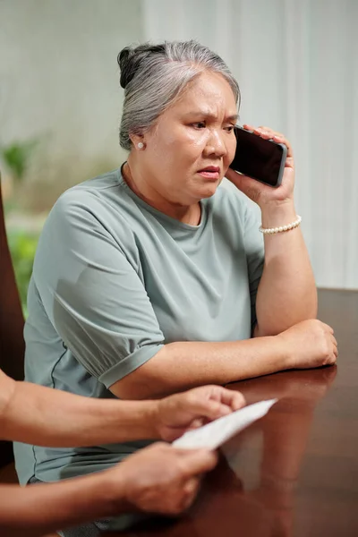Беспокойная Пожилая Женщина Разговаривает Телефону Получает Плохие Новости — стоковое фото