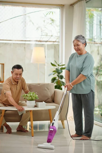 Senioren Paar Schoonmaken Appartement Stofzuigen Vloer Vegen Stof — Stockfoto