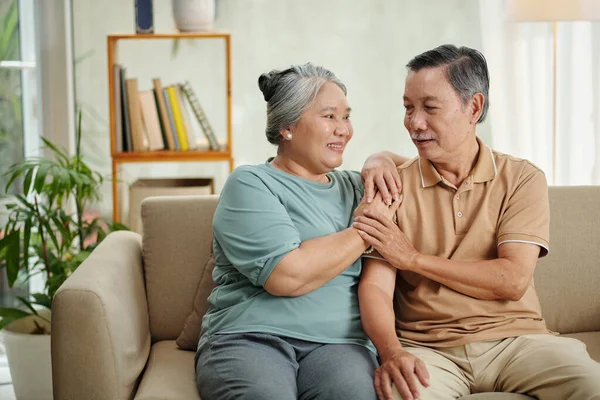Senior Couple Sitting Couch Looking Each Otehr Love Affection — Stock Photo, Image