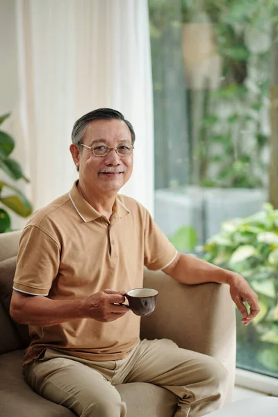 Πορτρέτο Του Χαμογελαστού Ηλικιωμένου Άνδρα Ποτήρια Πίνοντας Καφέ Πρωί — Φωτογραφία Αρχείου