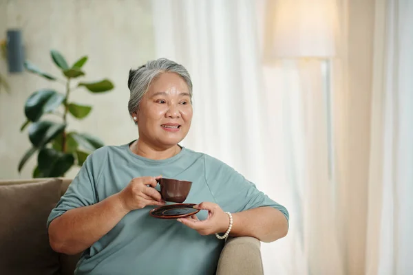 お茶を飲みながら目を離している先輩女性の肖像 — ストック写真