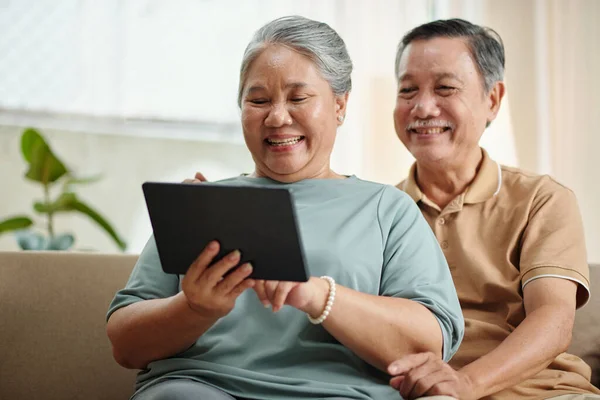 Χαρούμενο Ζευγάρι Ηλικιωμένων Βλέποντας Επεισόδιο Του Show Στον Υπολογιστή Tablet — Φωτογραφία Αρχείου