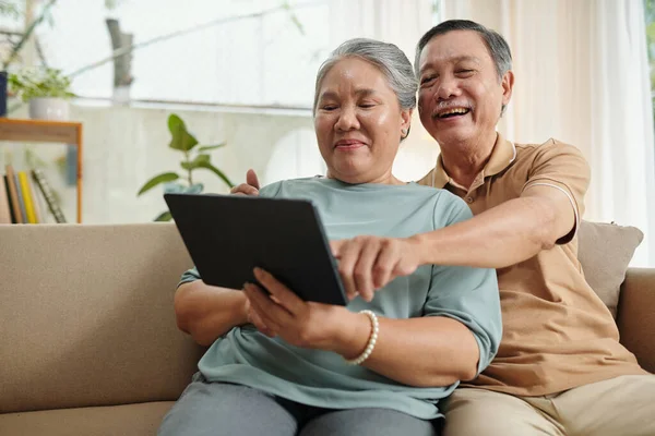Mutlu Yaşlı Çift Dijital Tablette Komedi Filmi Çekiyor — Stok fotoğraf
