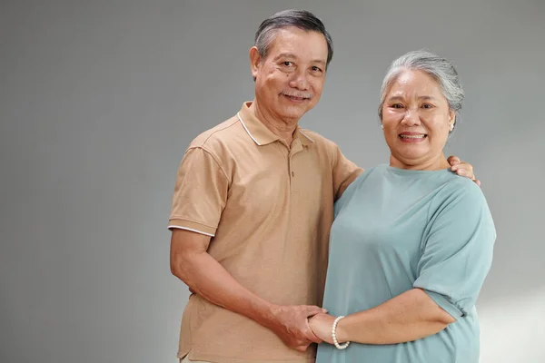 Portret Van Een Glimlachend Bejaardenpaar Dat Elkaars Hand Vasthoudt Naar — Stockfoto