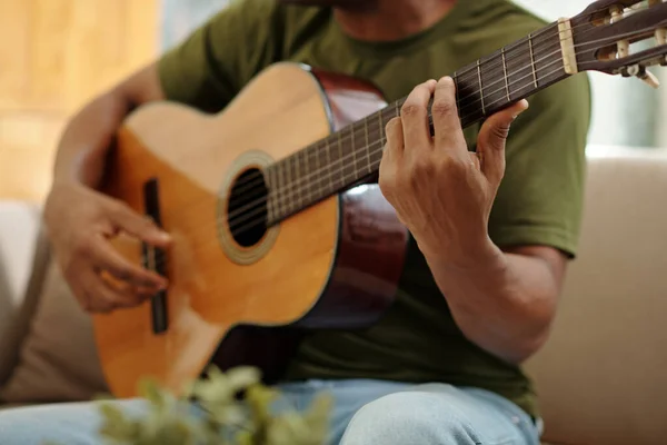 Imagen Recortada Del Músico Tocando Guitarra Casa — Foto de Stock