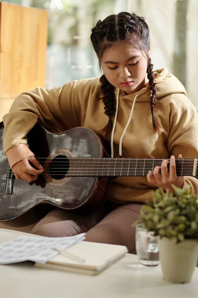 Konzentriertes Teenager Mädchen Spielt Hause Gitarre Und Lernt Neue Melodie — Stockfoto