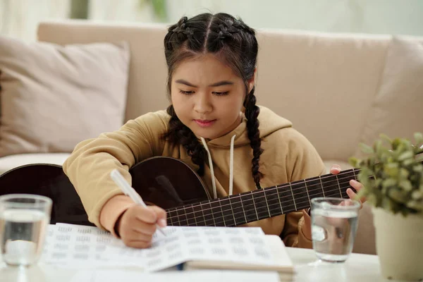 Девушка Подросток Играет Гитаре Сочиняет Новую Песню — стоковое фото