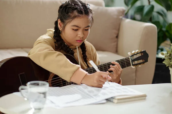 Poważna Nastolatka Komponująca Nową Piosenkę Dla Swojego Zespołu — Zdjęcie stockowe
