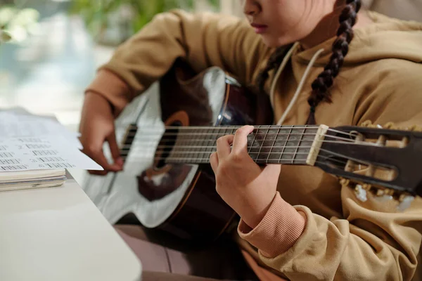 Imagen Primer Plano Chica Talentosa Tocando Guitarra Casa —  Fotos de Stock