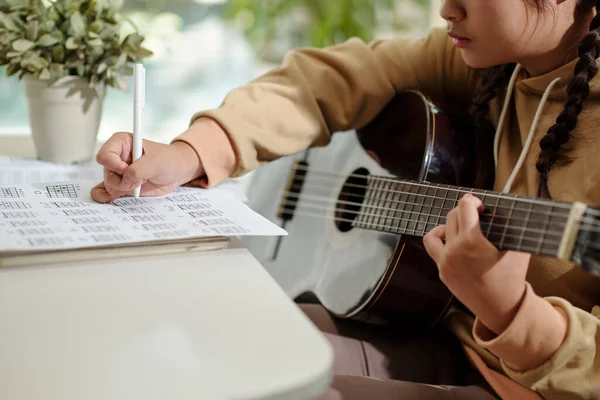 Meisje Dat Muzieknoten Opschrijft Bij Het Componeren Van Lied — Stockfoto