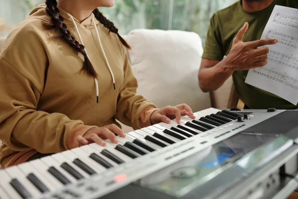Tiener Meisje Wonen Muziekles Leren Spelen Elektronische Piano — Stockfoto