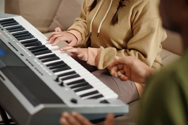 在音乐课上弹奏电子钢琴的学生的手 — 图库照片