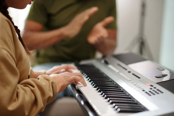 Profesor Orgulloso Aplaudiendo Estudiante Tocando Melodía Piano Electrónico — Foto de Stock