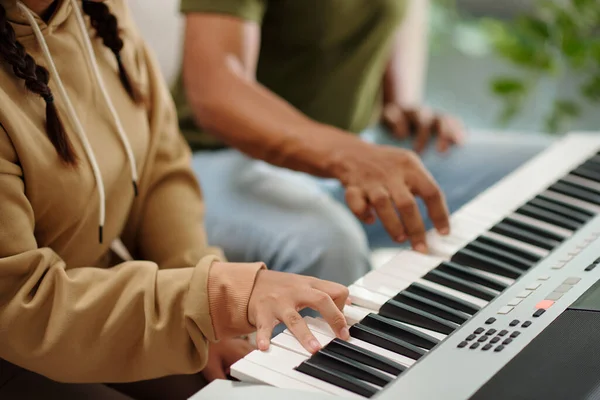 Pianista Suo Studente Suonare Sintetizzatore Insieme — Foto Stock