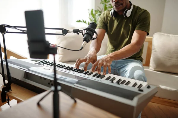 Músico Grabándose Tocando Piano Electrónico Cantando Canción —  Fotos de Stock
