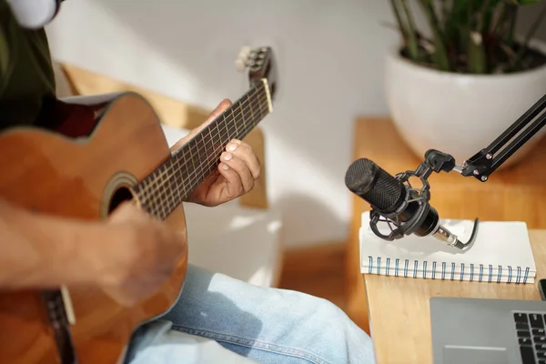 音乐家在自己弹奏吉他时使用专业话筒 — 图库照片