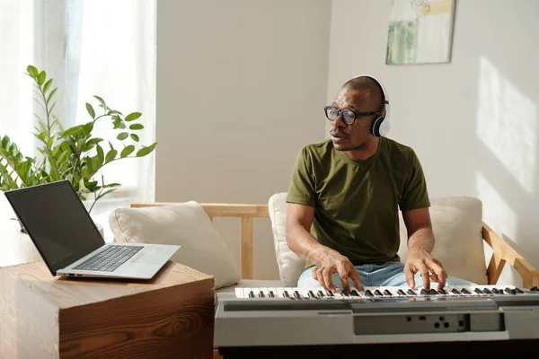 Man Tutorial Laptop Bij Het Spelen Van Synthesizer Thuis — Stockfoto