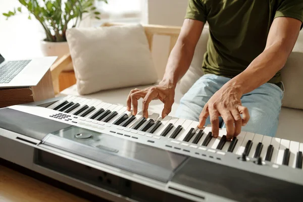 Handen Van Getalenteerde Man Die Thuis Muziek Speelt — Stockfoto