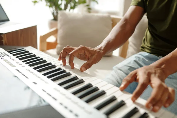 Δημιουργικός Νεαρός Άνδρας Που Παίζει Ηλεκτρονικό Πιάνο Στο Σπίτι — Φωτογραφία Αρχείου