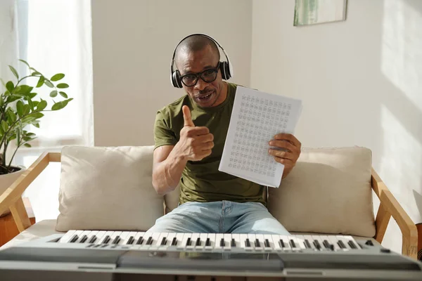 Müzik Öğretmeni Notaları Tutuyor Baş Parmaklarını Gösteriyor — Stok fotoğraf