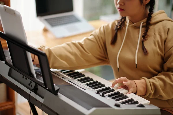 Gesneden Beeld Van Tiener Meisje Spelen Synthesizer Thuis — Stockfoto