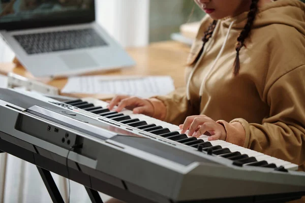 Manos Chica Concentrada Tocando Piano Electrónico Casa — Foto de Stock