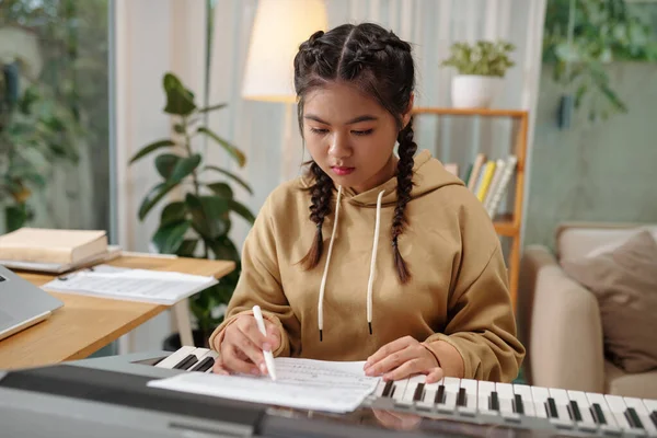 Ernstes Mädchen Liest Noten Wenn Hausaufgaben Für Den Musikunterricht Macht — Stockfoto