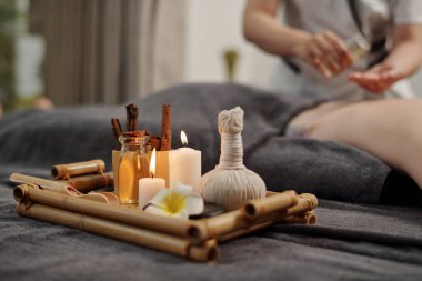 Masaj spa prosedürleri için mum ve yağlı tepsi.