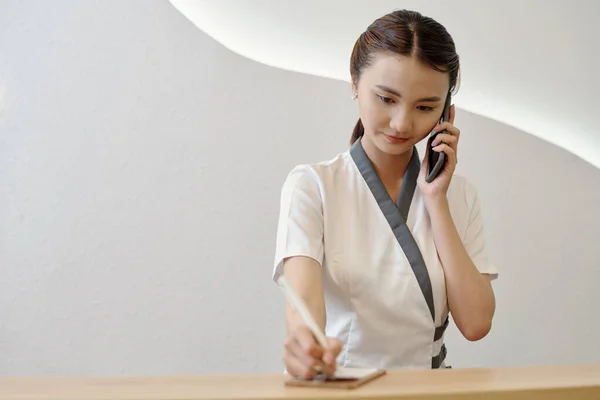 Salone Bellezza Receptionist Parlare Telefono Con Cliente Controllare Orario — Foto Stock