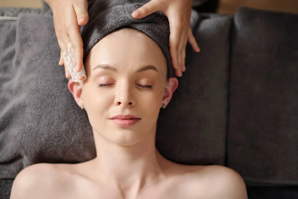 Estetisyen Kadın Müşterinin Makyajını Temizliyor — Stok fotoğraf