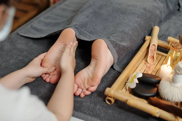 Mãos Massagista Massageando Pés Mulher Jovem Para Aliviar Tensão — Fotografia de Stock