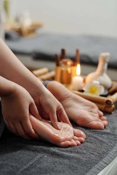 Thérapeute Massage Des Pieds Client Avec Des Huiles — Photo