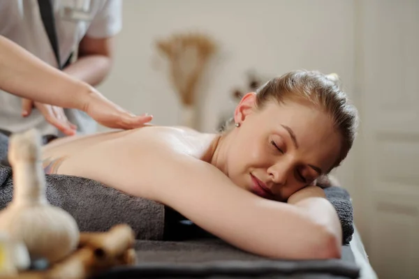 Ung Kvinna Att Tillbaka Massage Med Oljor Spa Salong — Stockfoto