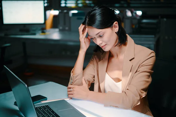 Tired Businesswoman Sitting Desk Dar Office Pondering Problem — Stock Photo, Image