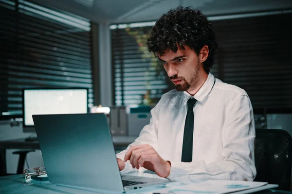 Retrato Jovem Empreendedor Sério Trabalhando Laptop Final Tarde Conceito Workaholic — Fotografia de Stock