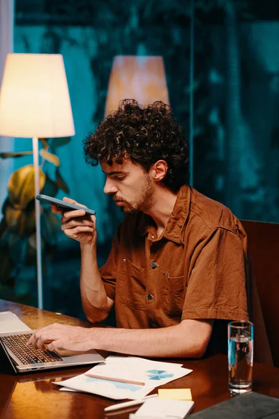 Adamı Laptopta Çalışırken Meslektaşından Gelen Sesli Mesajı Dinliyor — Stok fotoğraf