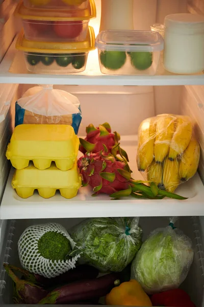 Friss Élelmiszerek Nyitott Hűtőben Gyümölcsben Tojásban Zöldségekben — Stock Fotó