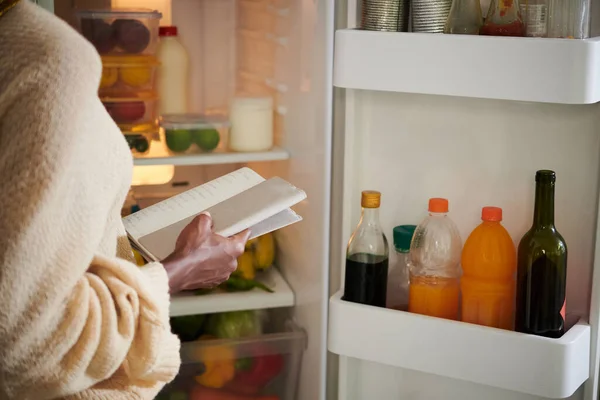 Frau Öffnet Kühlschrank Einkaufsliste Erstellen — Stockfoto