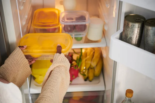 Frau Holt Plastikbehälter Mit Frischem Obst Aus Kühlschrank — Stockfoto