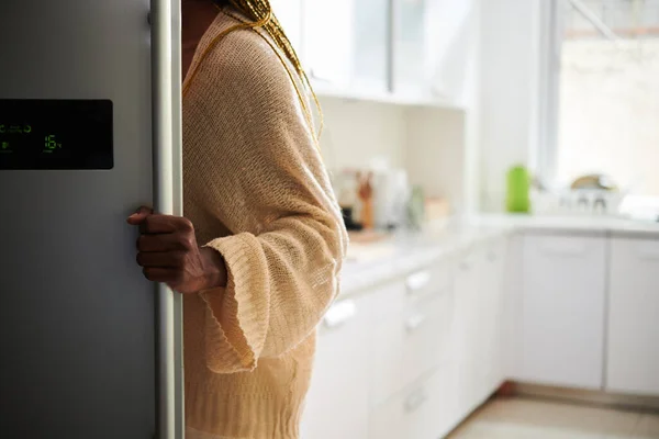 Обрезанный Образ Женщины Открывающей Холодильник Кухне Взять Нибудь Поесть — стоковое фото