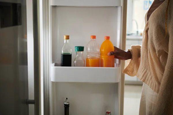 Γυναίκα Λαμβάνοντας Μπουκάλι Πορτοκαλί Αναψυκτικό Από Ψυγείο — Φωτογραφία Αρχείου