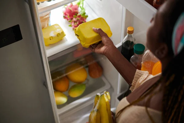 Νεαρή Γυναίκα Που Παίρνει Κουτί Φρέσκα Αυγά Από Ψυγείο — Φωτογραφία Αρχείου