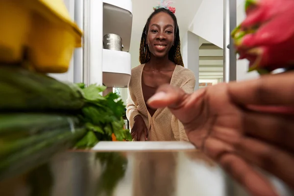 Lächelnde Junge Frau Holt Frische Zutaten Aus Kühlschrank — Stockfoto