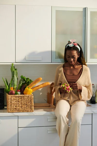 Black Young Woman Sitting Kichen Counter Peeling Passion Fruit — Stock Photo, Image