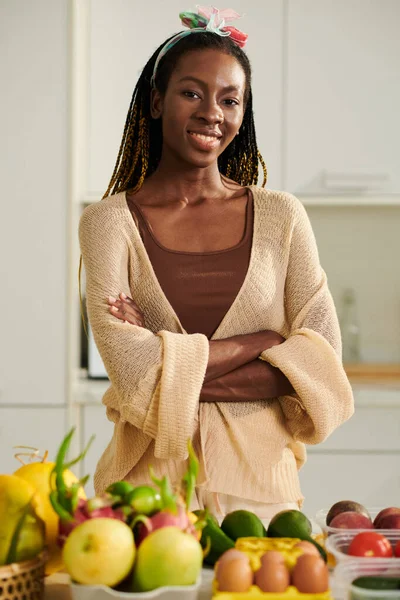 Портрет Положительной Черной Молодой Женщины Стоящей Кухонного Стола Свежими Продуктами — стоковое фото