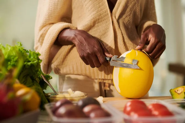 Handen Van Vrouw Schillen Verse Meloen Bij Het Koken Dessert — Stockfoto